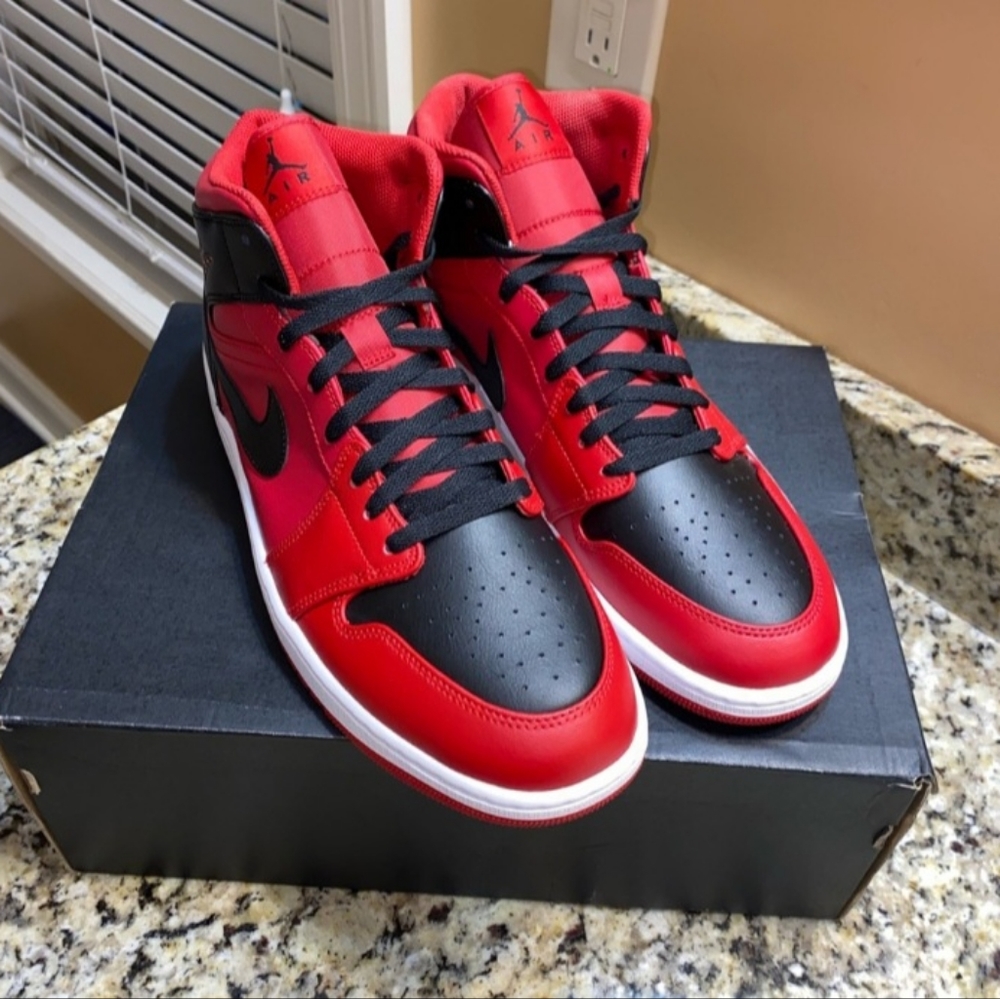 Retro Air Jordan 1s mid reverse bred..color is black/Red (Bred)..size 12